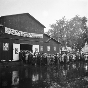 129980 Afbeelding van wachtenden in de stromende regen op het Vredenburg te Utrecht, in verband met de kaderdag van de ...